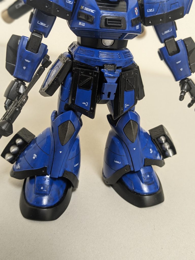 「ゲルググの特徴的なミニスカート部分を、余剰パーツとプラ版を使って長くするとはな…。所詮は遊び、その通りだ。」