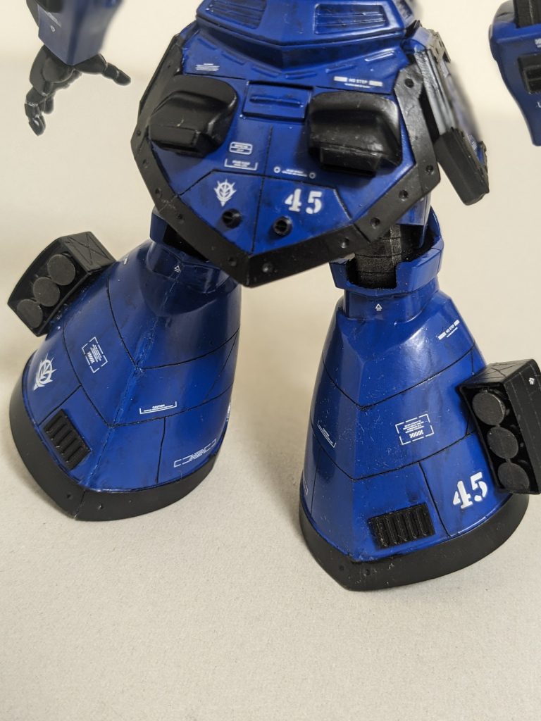 「3連ミサイルポットをオリジナル作成。仕上げの半光沢スプレー後、足首入れる際つなぎ目割れただとぉ〜。ええ〜い、不覚をとったわ!」