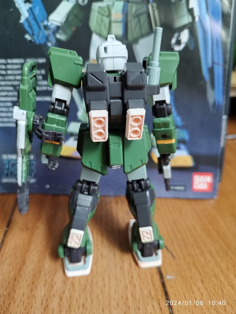 バックショット。バーニアなどの黄色い部分を白に変えたので印象がガラッと変わりました。あと妖怪パーツ隠しに会いました(😭)