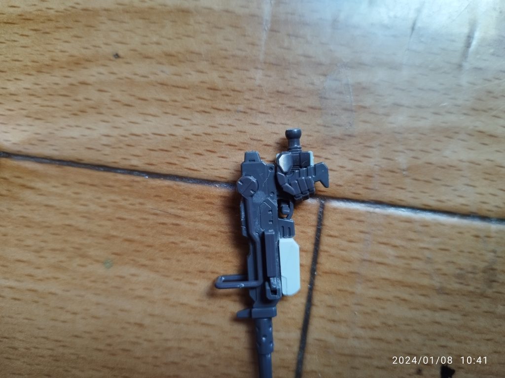 少し手首のボールジョイントを短くして、ザ・フルアーマー機体的な感じをかもし出しました。(グシオンとかそのくらい？)