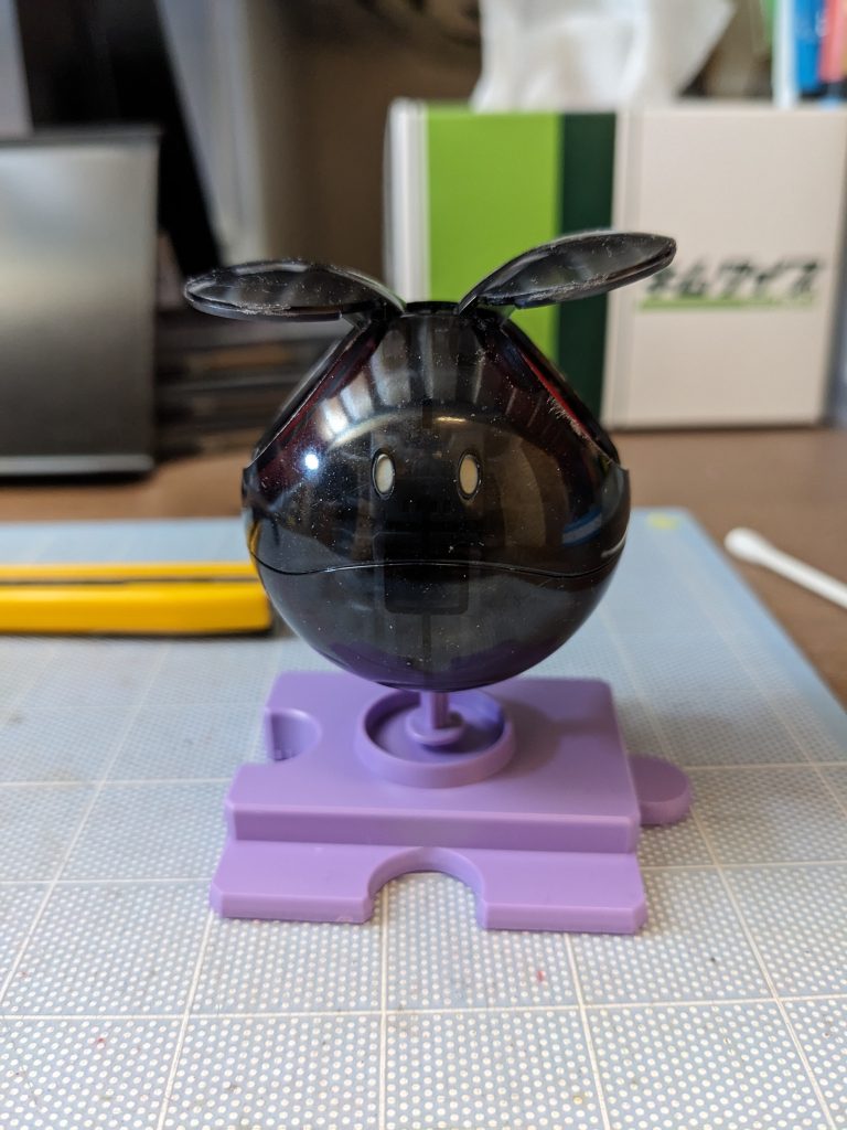 モビルハロのキットに付いてるハロは、口パクタイプだったので、単体の黒い三連星モデルを使用してます。どちらも東京出張で手に入れたプラモです。