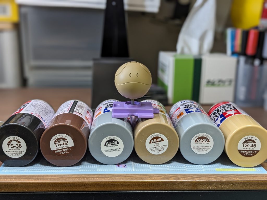 塗り重ねた色は6色。左から順番にグラデーションを意識してみました。ガンメタの前にグレーのサフは吹いてます。