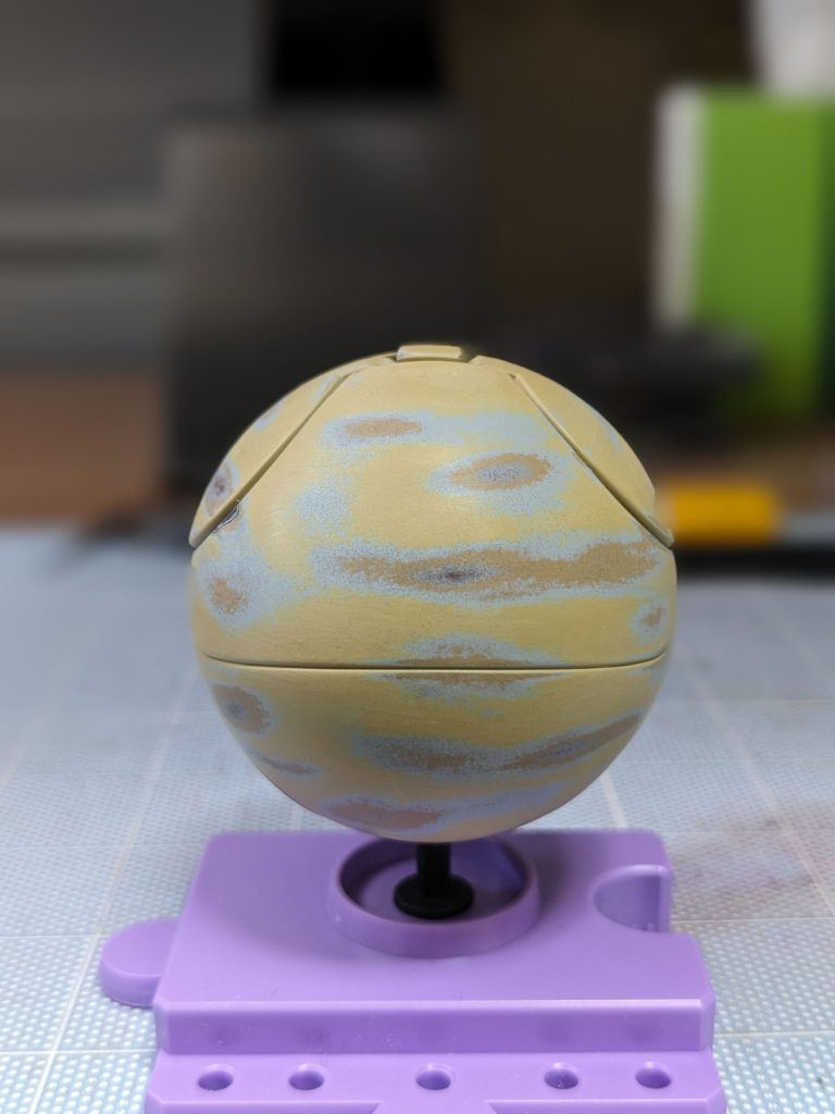 後姿です。ペーパー掛けが難しく思ったように模様が出ません。木星というよりサンド迷彩?