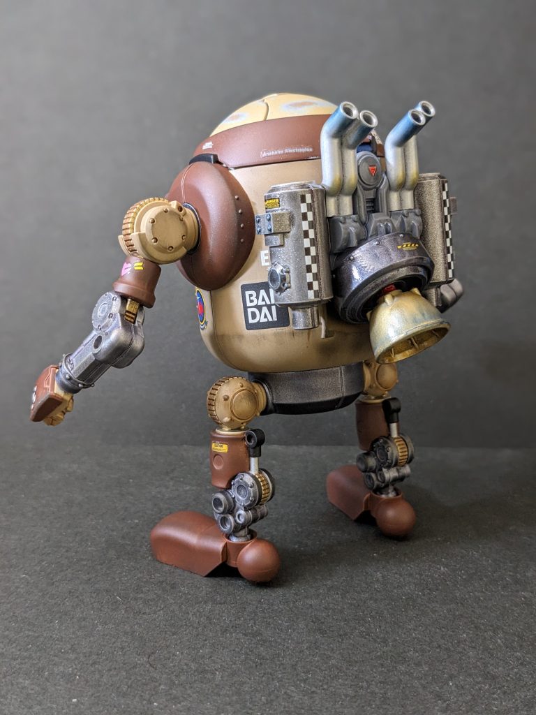 広い面が多かったので大判デカールでドレスアップしてます。バンダイのロゴが気に入ってます。