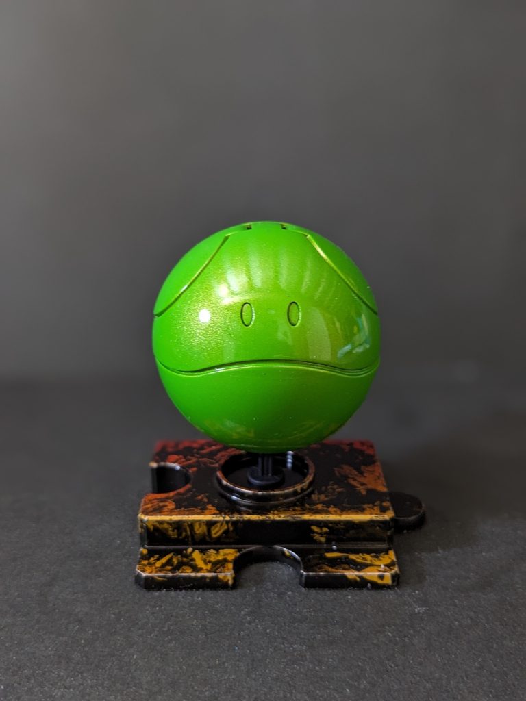 塗装前に400、600、800、1000番の順に下地処理を行い、下塗に黒サフ、中塗にTS-87チタンゴールド、上塗にTS-52。艶ありのトップコートを吹いた後で、2000、6000、10000で表面を整えて更にトップコートしてます。おかげで周りが映り込むほどツヤツヤになりました。