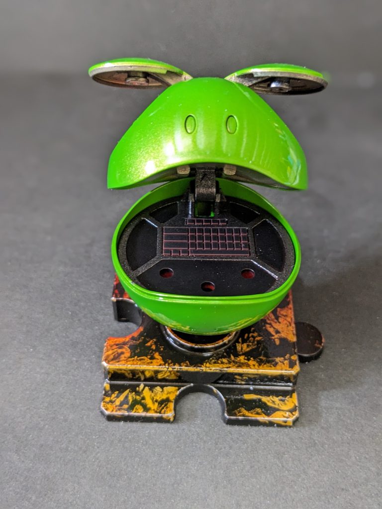 上顎はシャンパンゴールド。下顎はフレームっぽいところをガンメタ、キーボードはフラットブラック、それ以外はブラックです。耳の中？はマイカレッドです。見えてませんけどね😅