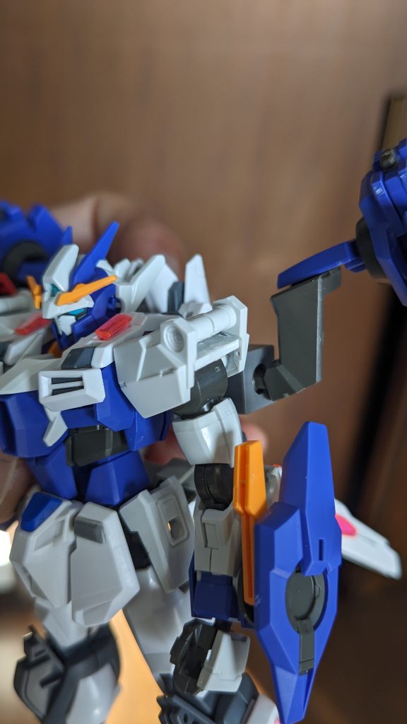 肩にバーニアを着脱出来るように余剰ランナーを切り出して加工。