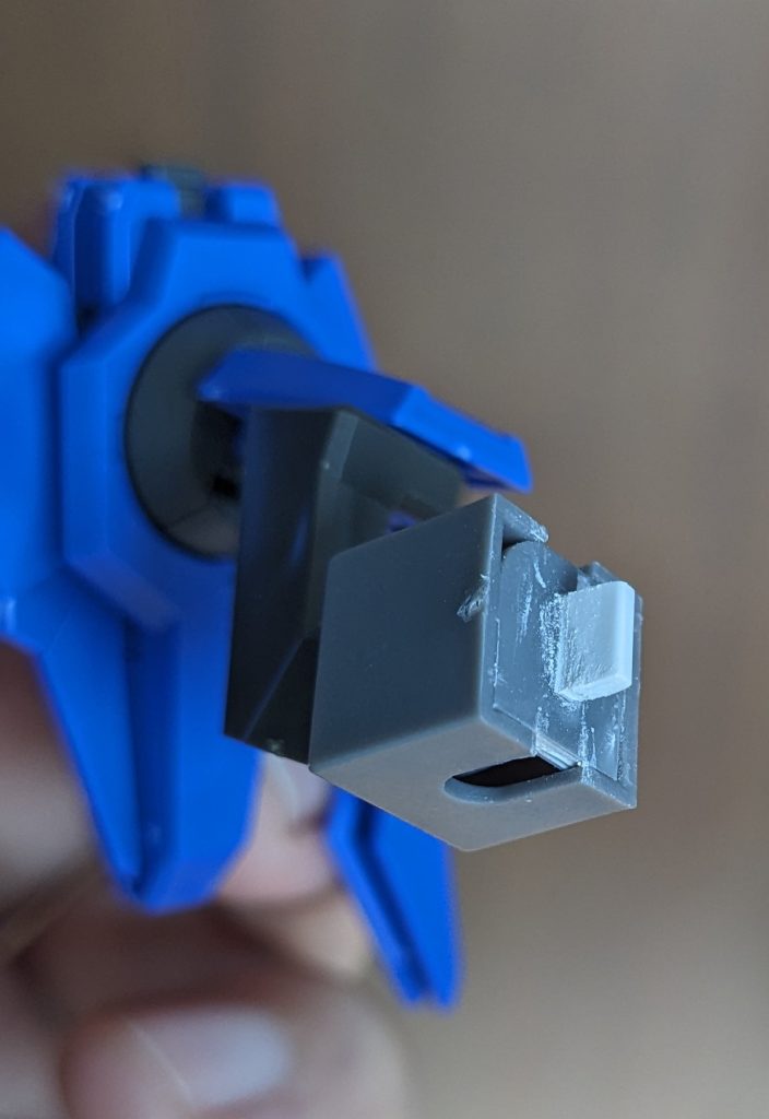 アークドライバーとブースターの接続部分を余ったランナーの平らな部分をカットして作成。