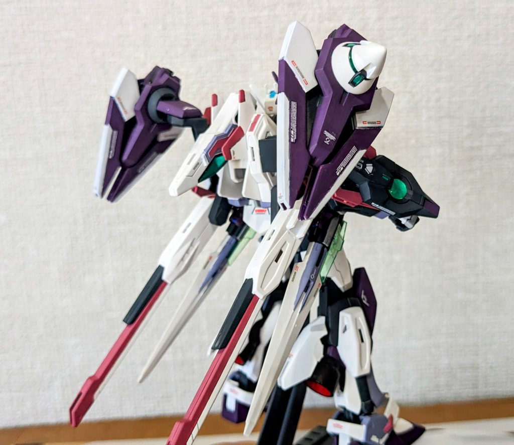 ふくらはぎのバーニアとカバーにネオジム磁石の加工してるので取り外し可能です。個人的にはこの後ろ姿が気に入っています。