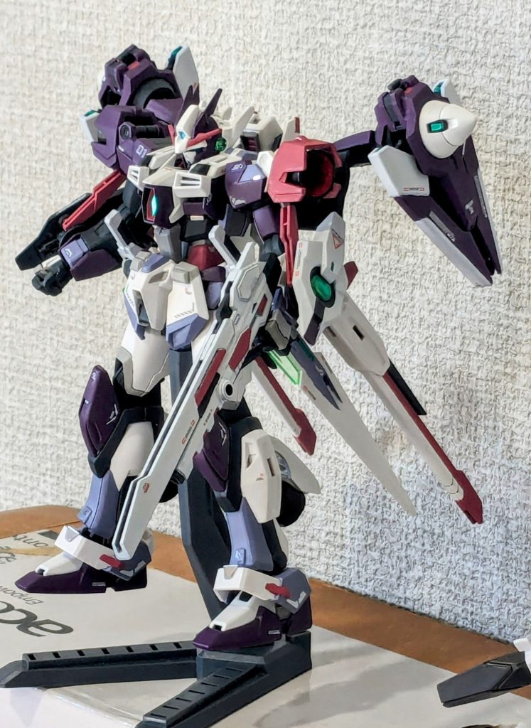 ユニバースブースターを乗せた時の下半身のボリューム不足からストライクの下半身に変更。肩もアークドライバーをブースターに接続させたので脱着式の追加ショルダーに加工。