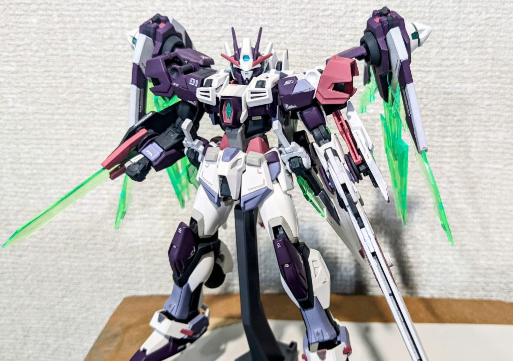 塗装はガイアのエヴァダークパープル、パープルグレー、ライトグレーII、グレーIII、ローズピンクを。Mr.カラーのMSホワイト、ネイビーブルー、葱色を。ガンダムマーカーでメタグリーンを使用。