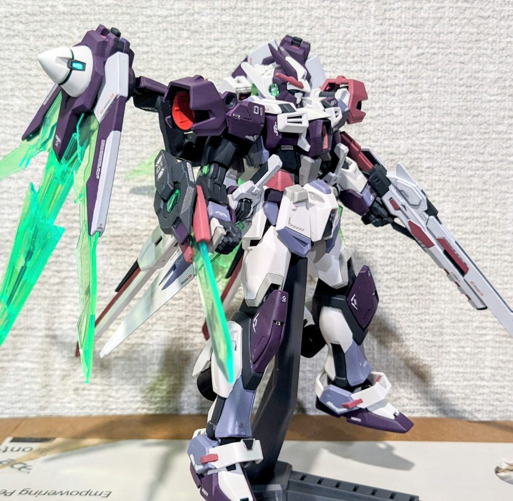 ふくらはぎと肩のバーニアは旧GP01のガンプラから、これも実家の物置から拾ってきたパーツでそのまま使いました。