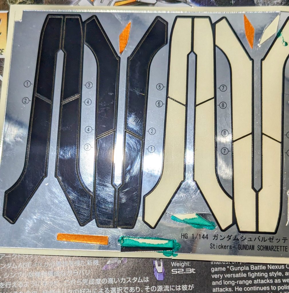 転写デカールの貼付け時に見つけ、そう言えばこれを使ってRGガンプラ系のメッキっぽいシールに使えるかと思って活用。厚みがあってメッキ加工プラパーツのようにアクセントがつきました。