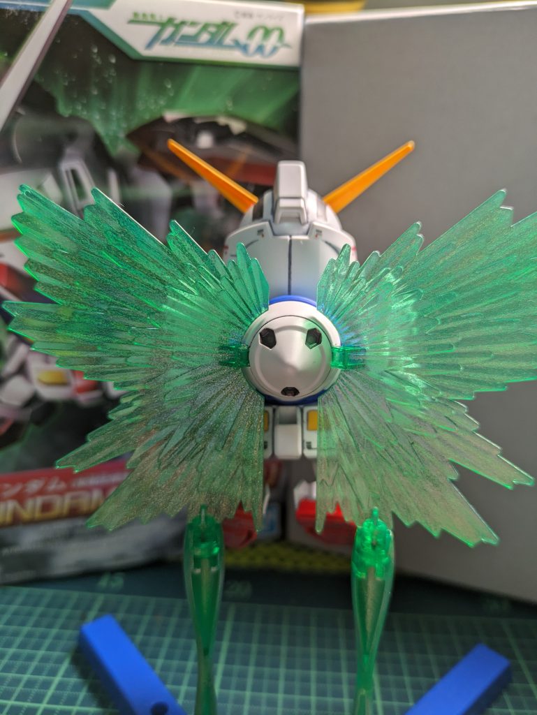 GN粒子のエフェクトは、エアブラシシステムでガンダムマーカー月光蝶ホロシルバーを吹いてあります。