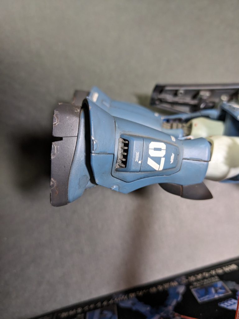 脚の排気口部分を切り取って、waveのディティールパンチ台形③で切り出したプラ板でディティールアップしてみました。