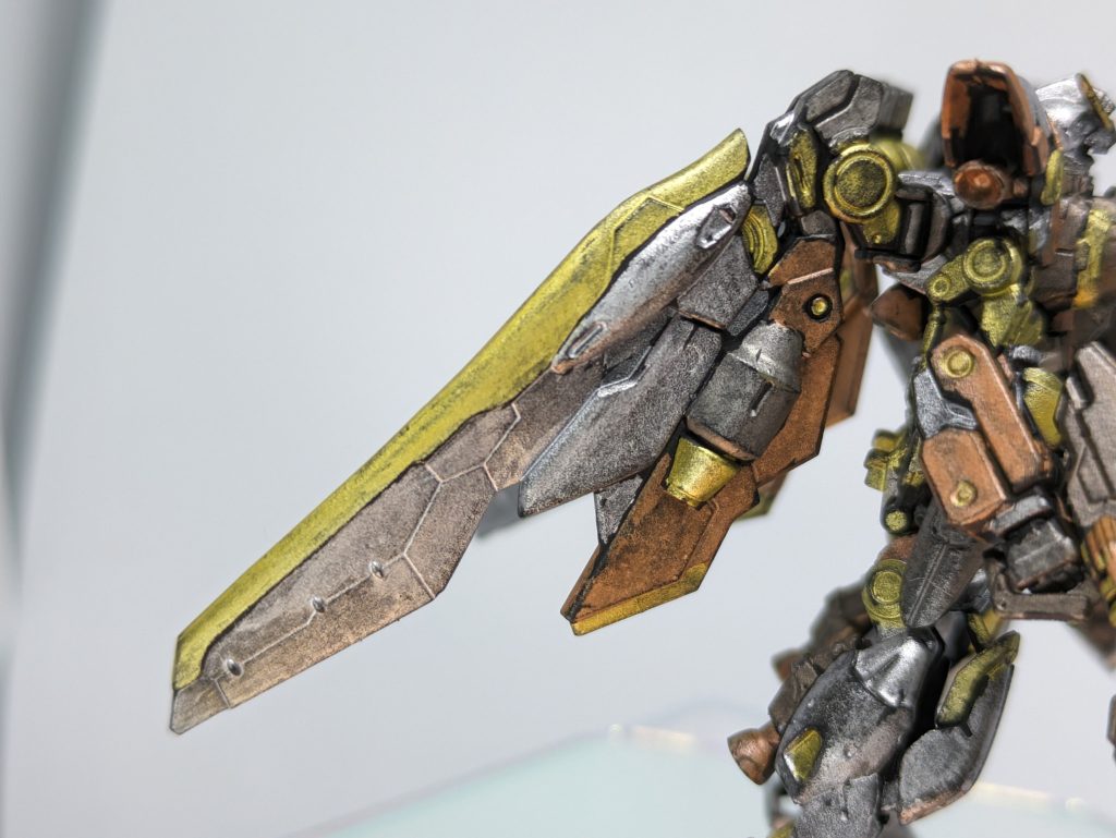 ウイング。これがなかったら何ガンダムになるのだろうかな?シルバー面積が多くてかなりムラが目立ちます。