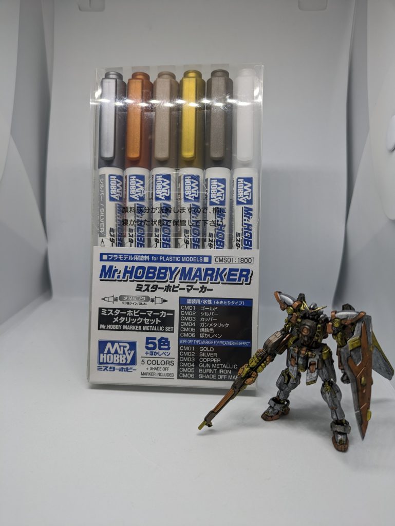 今回は図のMr.ホビーマーカー、メタリックセットの試しも兼ねております。食いつきも良く、ペン自体も筆、細の2種類なので細部も塗りやすいためアーティファクトのような小さいものに使うのに便利でした。これもまた良いものです。なお、黒下地だとシルバー、ガンメタリック、焼鉄色の区別がつきませんでしたw白下地にすればまた変わると思うのでまたそのうちためしてみたいですね。