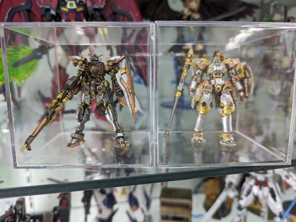 と、黒下地のウィングと白下地のトールギスを並べると同じMr.ホビーマーカーでもかなり印象が変わります。まあ陰影の問題ですが。やはり発色は下地の影響が少なく、しっかり色が出てくれるのがよくわかります。広い面積に塗るのはやはりマーカーペンらしく難しいですが部分塗装にはもはやこれで困ることはないのではないでしょうか？というわけで、「Mr.ホビーマーカー」一本いかがでしょうか？（宣伝）ｗ割と本気でオススメしたくなる一品です。