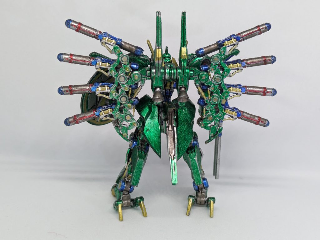 後ろ。正面から見ても分かるよう背中の威圧感。