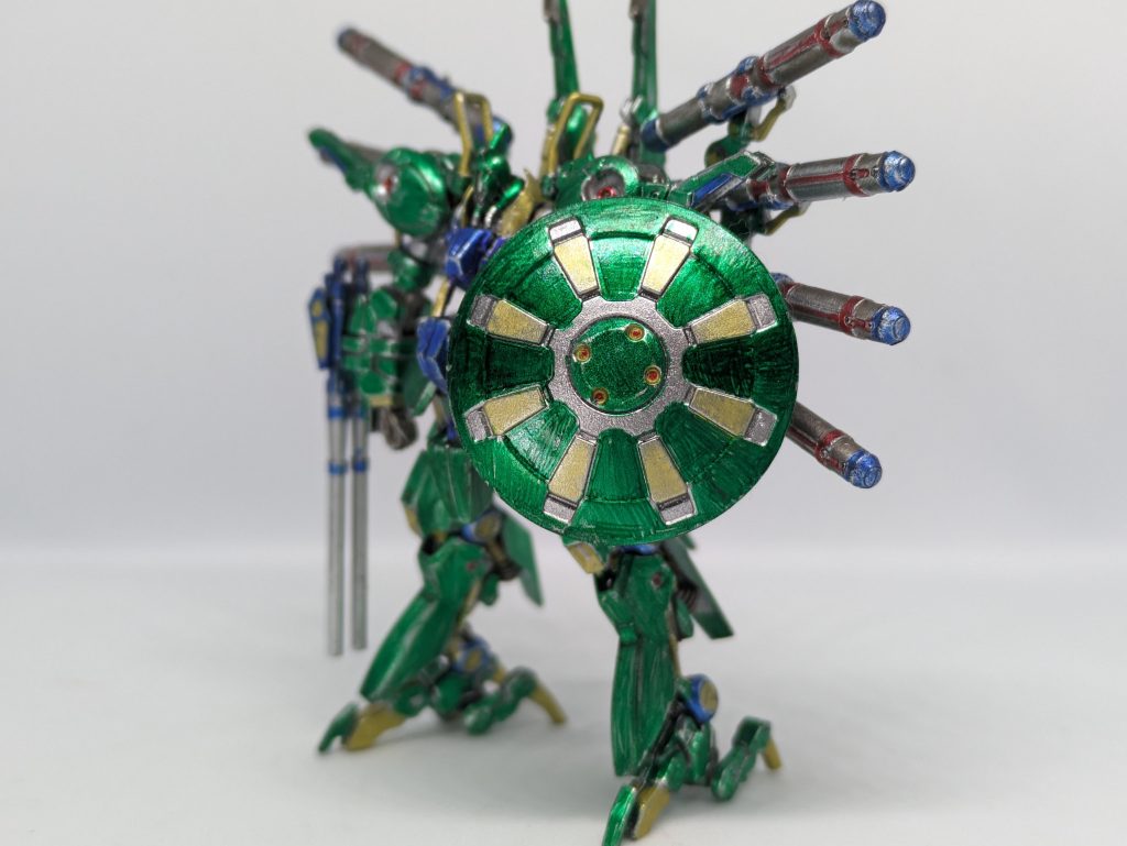 なんだかんだ塗ってて楽しいシールド。基本的にこういう丸っこいのペンで塗るの楽しいですｗ と、まあ、今回は失敗でしたが割とこういう失敗はなんだかんだ楽しくなってしまうもので愛着がわいてしまうものです。今回の収穫は「マッキーは割と薄め、というかクリアーより？」な気がしました。シルバー下地にしたためか割とメタリック感がしてます。そしてMr.ホビーマーカーのゴールドの発色の良さの再認識でしたｗ