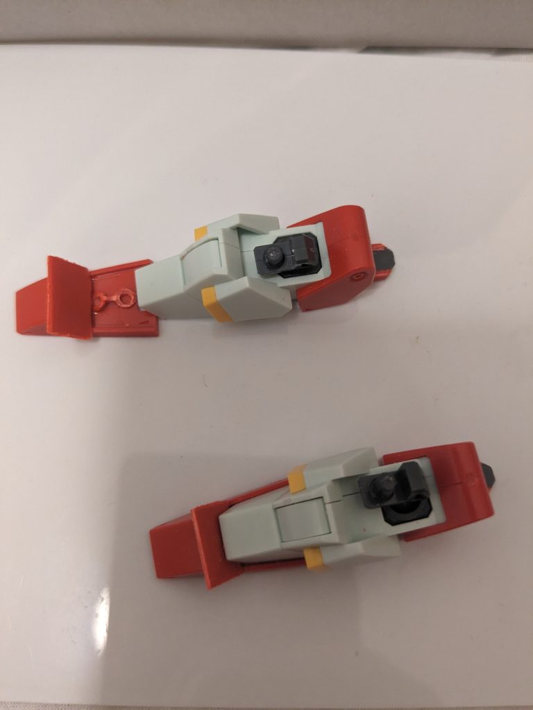 足首ですが、こんな感じで延長工作してみました。同じ成形色のランナータグをプラ板代わりに使用してます。