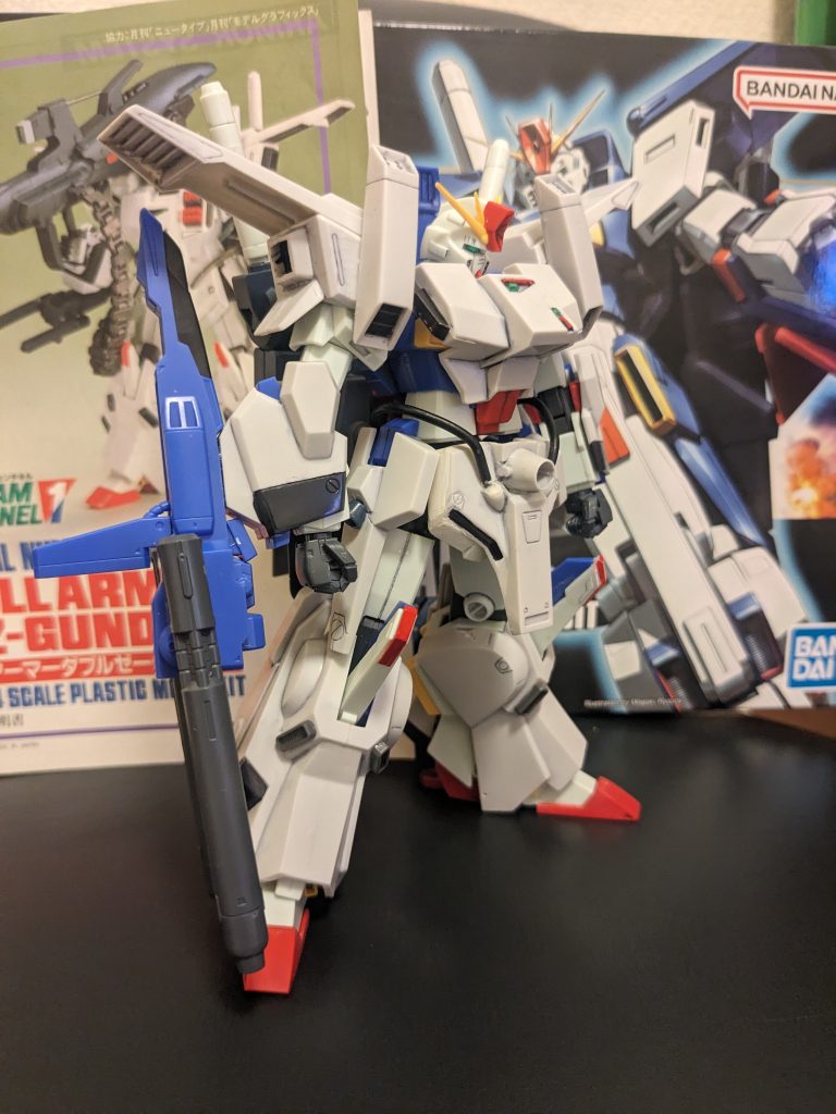 腹部のエネルギーチューブは、キット付属のスプリングからリード線に置き換え。脚部のスラスターは一部市販パーツに置き換え、サイドアーマーのスラスターは旧キットのスラスターを切り落とし、HGの方から使わないスラスターを移植しました。