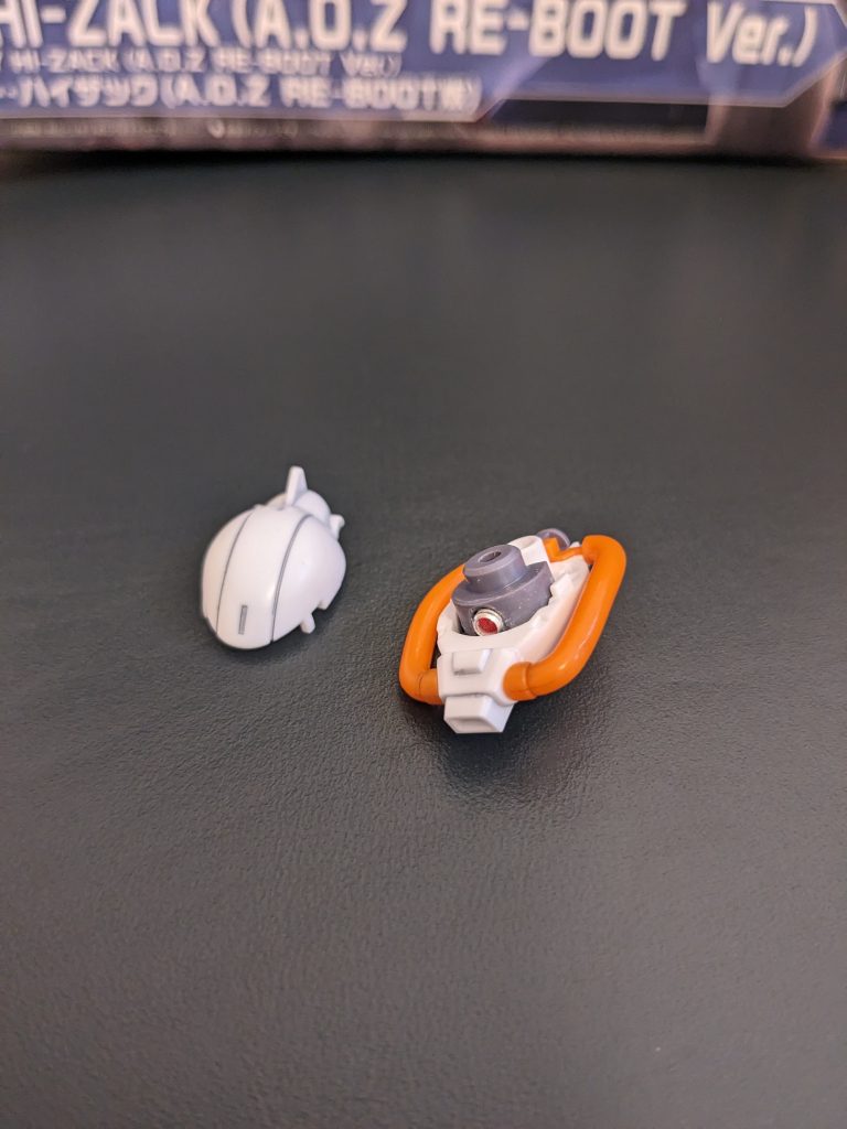 モノアイのディティールはあったのですが、2.5ミリのメタルパーツを埋め込み、セットで付いてきたレンズパーツを取り付け。