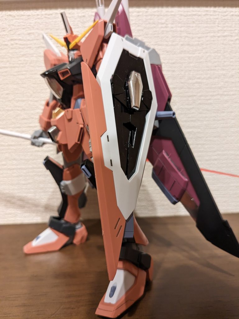 シールドは中央、クロー共に黒で。中央のストッパーをシルバーにしてみました。ブーメラン部分はあえてピンクのまま。ここだけ元はインフィニットジャスティスだった感を残してみました。