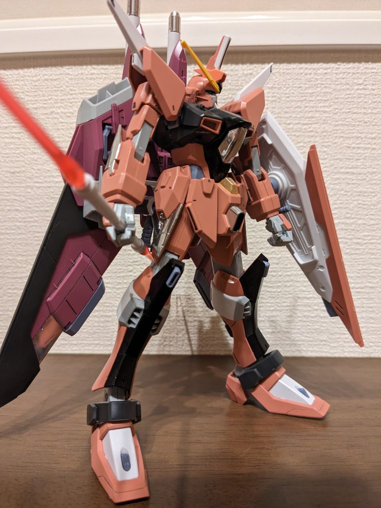 サイドショット。頭部はメインカメラ周りをシャアピンク、クチバシをシルバー、アンテナ中央を黒で。腕はサイドをシルバーで塗りました。ボディは中央の黒のところをシルバー、白のところを黒に塗り替え。腰は中央上をゴールド、下をシルバー、サイドの下部をシルバーです。足は膝からスネにかけて黒にしたくらいです。