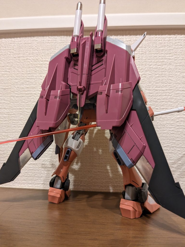 バックショット。黄色部分とビーム・キャノン先端、ウイングの一部をシルバーに塗っただけです。シールはあえて使わず。そのままのほうがイモータルの色に近い感じだったので。