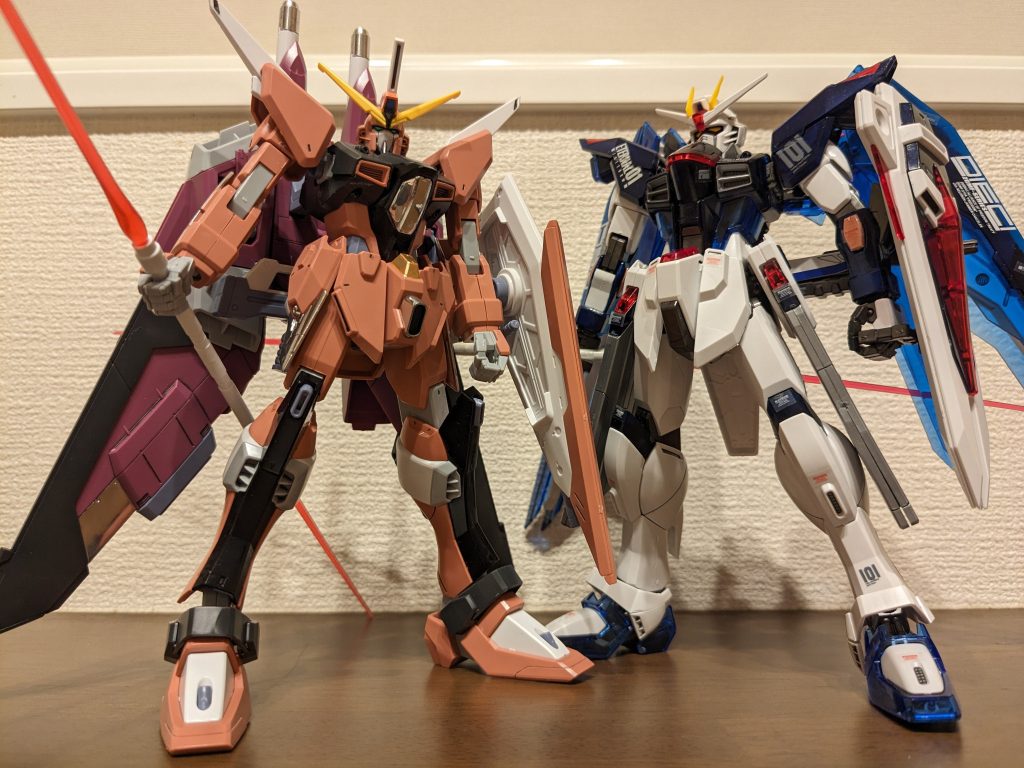 前回作ったフリーダムと並べて。旧キットだけど、出来上がって並べてみるとＭＧと遜色ない感じの良キットですごい満足でした！ ご覧いただきありがとうございました！！