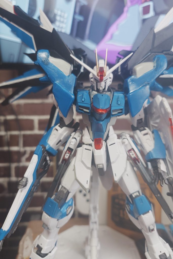 まだ完璧ではないですが、全体像。肩、腹筋周り？、マスク辺りをパテ盛りしたくらいです。あとは、羽を逆にしたりして、塗装でそれっぽく(笑)塗装とかパテ盛りはまだまだ修行が必要ですな…