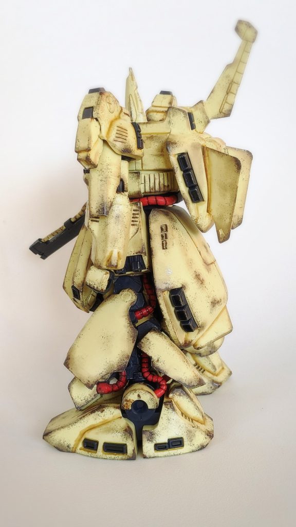 左から。ズングリしていて、どっちが前かわからなくなりますね（笑）