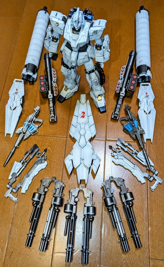 こんなに武器類作ったの初めて。ガトリングは最初一本づつバラして塗装してましたが、途中からまとめ塗りに変更。それでも装備しすぎだろ。タクヤ。写ってませんが、ちゃんとベース・ジャバーも塗りました。大変でしたが、重ね塗りするたび徐々に様変わりしていく様子が楽しい。楽しすぎる。ありがとう友人N氏。これから納品。喜んでもらえるといいな~。