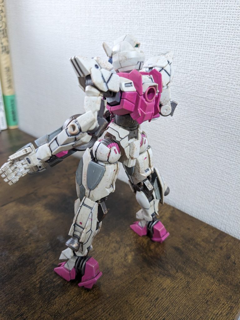 背面二人でメンテしてる機体なのでコーションマーク無いかなと思ってつけなかったんですが、もう少し情報足してもよかったかな。