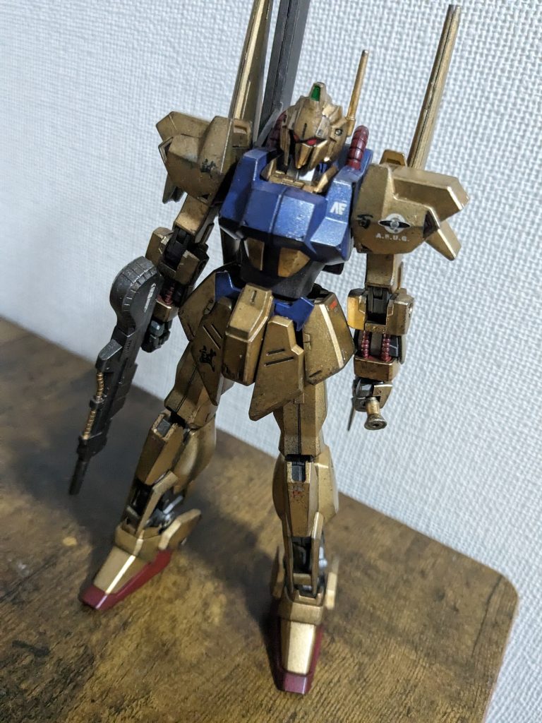 正面。バズーカは合わせ目があるので段落ちモールドにしてあります。脚部などの赤はワインレッドぐらいにくすませたメタリックレッドにしています