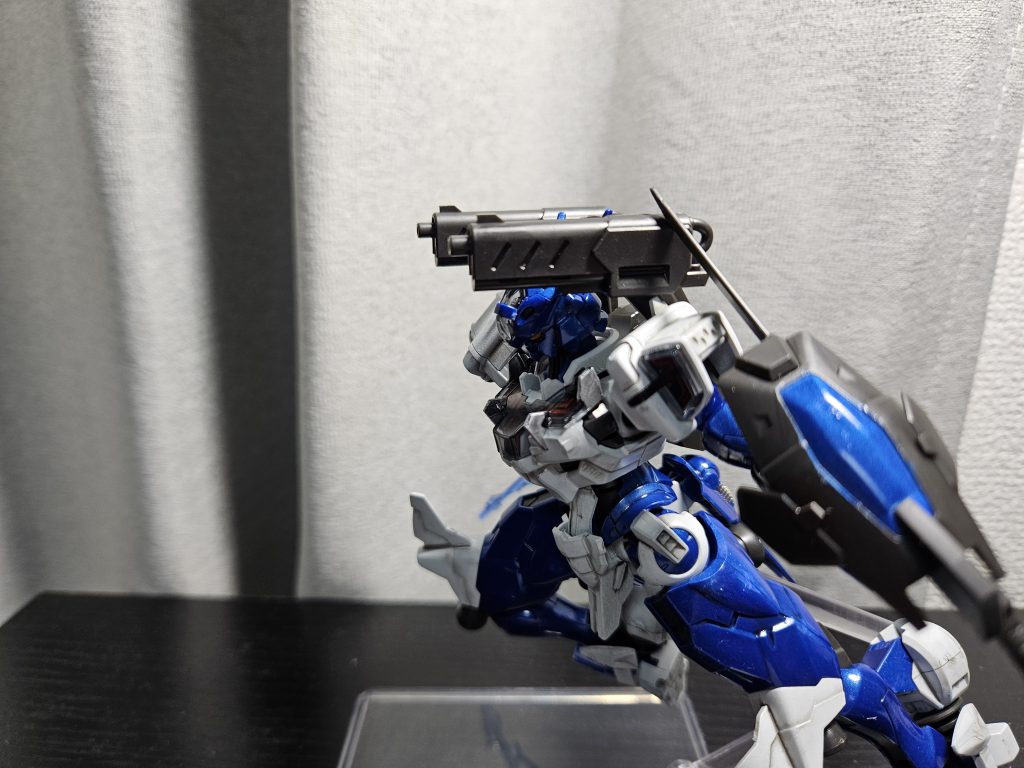 背部ビームキャノンなんて小技の効いた武器があります。