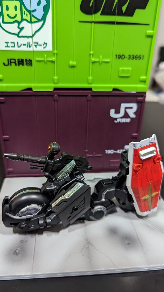 横浜ガンダム用トリニティバイクエネルギーラインはどこの勢力でもないので月光蝶ホロシルバーになってます