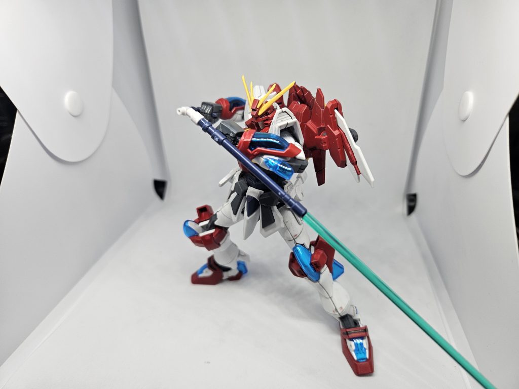 　ビームトンファーを構えて。　先端にビームサーベル機能兼ビームマシンガン機能を追加しています。