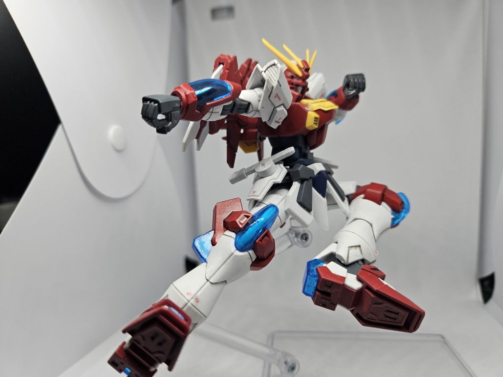 　飛翔鳳炎脚！…と勝手に名付けた蹴りポーズ。　可動はまんまなのでよく動きます。