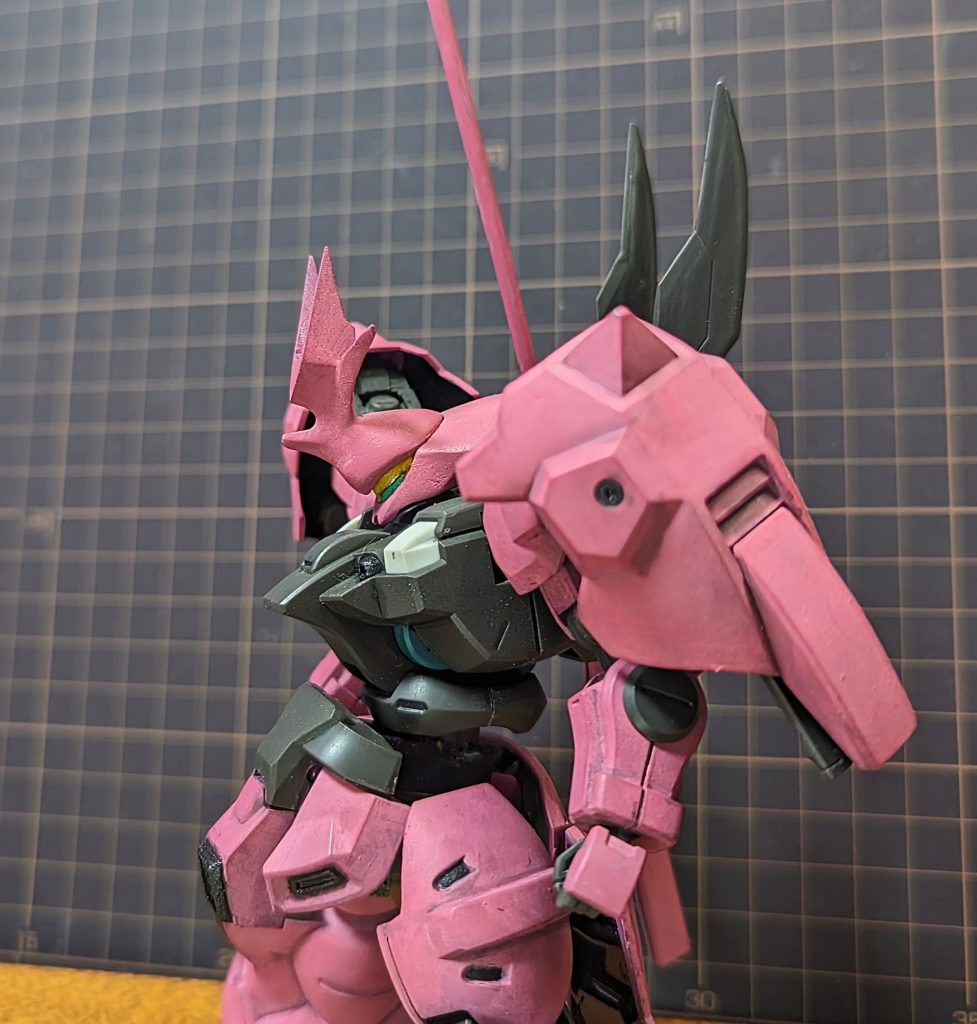 頭部は本来は削り込みで小型化するだけのつもりだったのですが、敢え無く失敗したのでパテでかなり造形変えています。エース機ぽく睨みもキツくなるように。頭の羽飾りは本編の最終決戦時につけてなかったので、ならなくてもいいや！ということで外しました。改造箇所は前述の頭部の他、太腿延長、腰部のバランス調整で腹部を長く見せる調整をしています。設定画より、普通のMSぽい体型を狙ってます。前腕や肩シールドの大型化も似合いそうですね。あとはメインカラーの紫色の明度を上げたくて、水性塗料の筆塗り塗り替えてみましたが、かなりピンクぽくなってしまいました。グレー部分は成型色のままです。　プロポーション調整は上手くいったかな、という感じですが、塗装と仕上げをもう少し頑張りたいです。