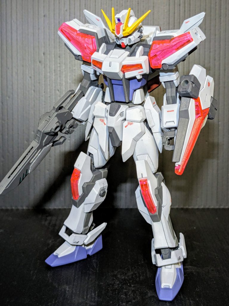 正面側から。キットの出来の良さにかなり助けられました。使用カラーホワイト：ニュートラルホワイト(NAZCAカラー@ガイアノーツ)ブルー：風群青(バーチャロンカラー@ガイアノーツ)レッド：シャインレッド(水性ホビーカラー)イエロー：ベースイエロー(アクリジョン)+オレンジイエロー(水性ホビーカラー)関節、武装党：メカサフ スーパーヘヴィ(ガイアノーツ)センサー部：シルバー→クリアブルー(水性ホビーカラー)