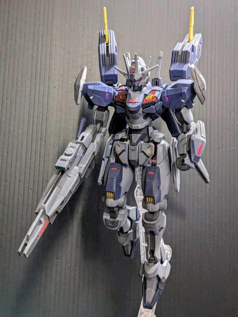 静かに立ちはだかるイメージ。デカールはコーションマークのオレンジカラーを試しに使用してみましたが、オレンジはなかなか扱いが難しいですね。無難に白や赤を使った方が目立ちやすくて良かったかも。今回は少しだけですが、マスキングによる塗り分けにも挑戦してみました。思いの外上手くいったので、次回以降はもっと塗り分けを増やしてみたいと思います。最後までご覧いただき、ありがとうございました。