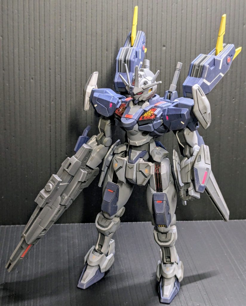 正面側。ゲート処理などを行って、塗装作業完了まで。 全塗装でカラーリング変更。 暗めのカラーリングでラスボス感が強めの印象を目指してみました。【使用カラー】白:ブルーフォグホワイト(NAZCAカラー@ガイアノーツ)青:ダークブルーイッシュパープル(NAZCAカラー@ガイアノーツ)黄:マンダリンイエロー(NAZCAカラー@ガイアノーツ)関節、武装:メカサフスーパーヘビィ(ガイアノーツ)センサー類:蛍光ピンク(ガイアノーツ)&3Dメタリックシール