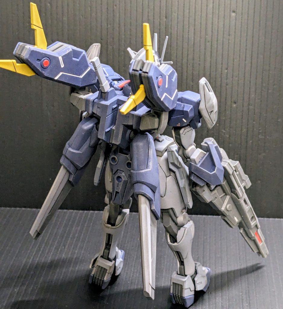 背面側。スミ入れにはウェザリングカラーのマルチブラック。一部モールドのみ水性ホビーカラーのネイビーブルー、アクリジョンのベースホワイトを使用しました。汚しにはウェザリングマスターを少々。バックパック下のスラスターは合わせ目消しできたなーと塗装が終わってから気付きました。仮組みも行ったのに気付けなかったのは反省。