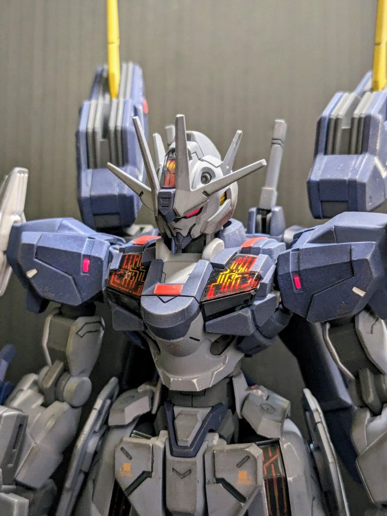 バストアップ。トップコートはつや消しですが、クリアパーツのみ光沢クリアを塗布しました。エッジ部分が塗装が削れて下地の白が見えていますが、それっぽく見えたのでそのままにしています。