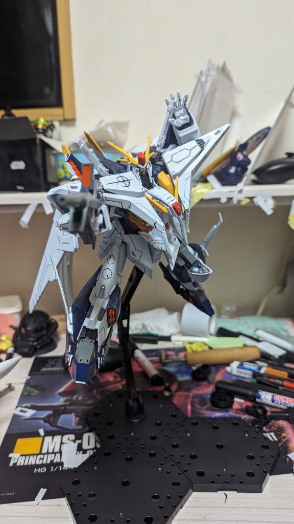 ガンダムマーカーで頑張って色塗って、家にあったカッターとか彫刻刀、ガスボンベに穴開ける用のキリでやってみた