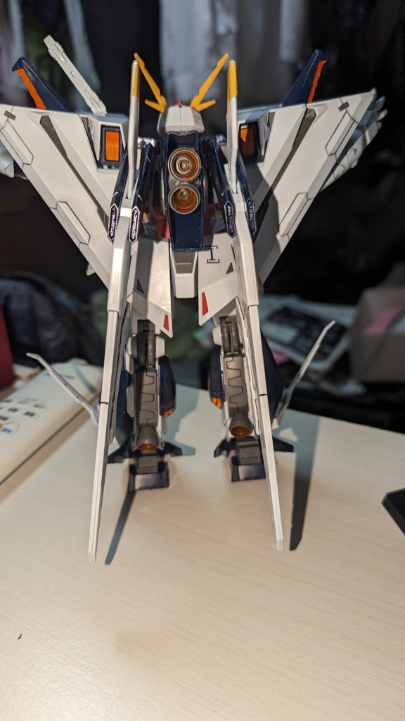 汚いけどバーニア？スラスター？の中もいちおうオレンジに塗ったあとハサウェイのパイロットスーツの首元にある[I]みたいなマーク書こうとしたらド緊張して[ー] って真ん中の棒の向きを間違えたけどまあ初めてやったし自分なりには大成功、かっこいいから問題なし