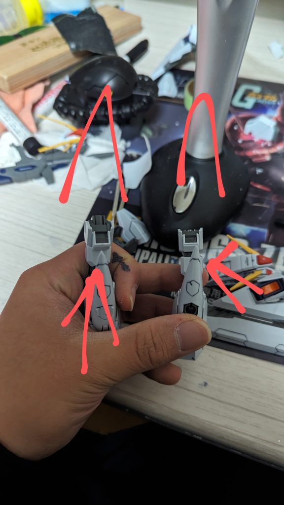 見にくいけど肘にヤスリやって尖らせた(右はデフォ)