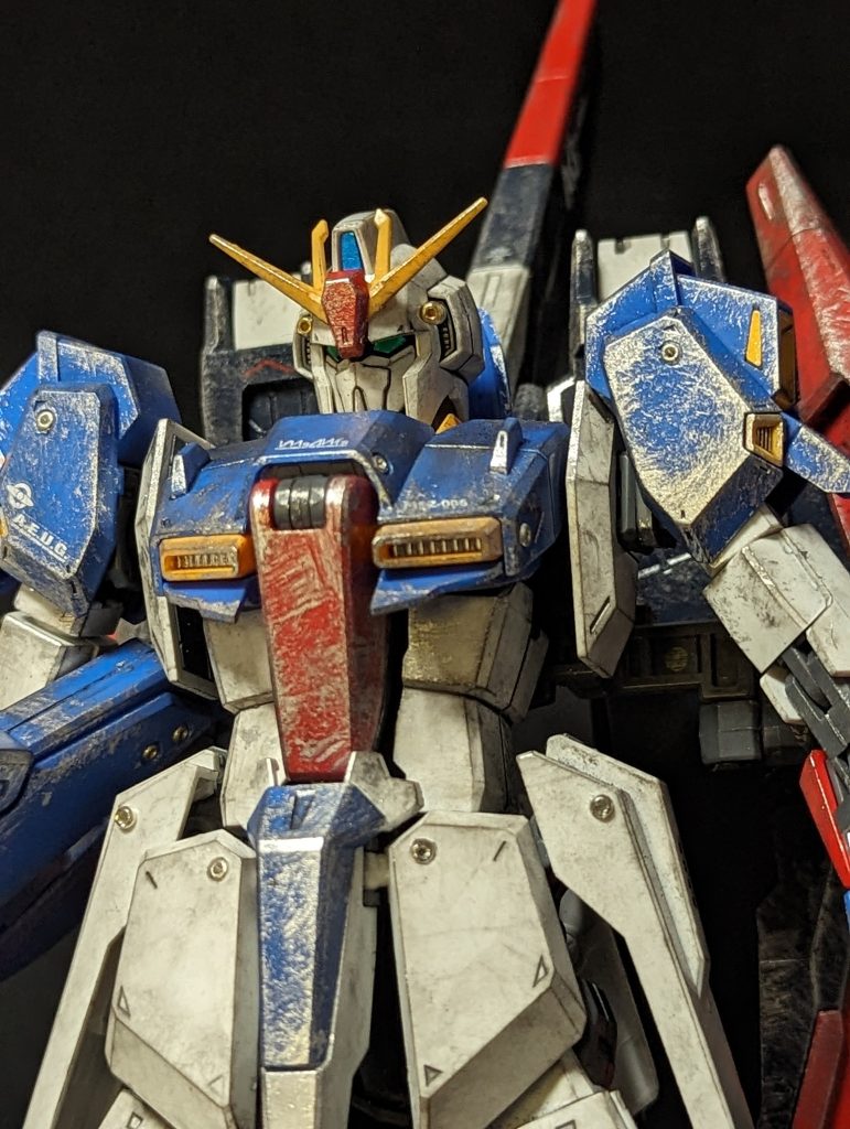 ルナ・チタニウム合金でも戦闘やスペースデブリなどで塗装はとれちゃうと思うんですよね。